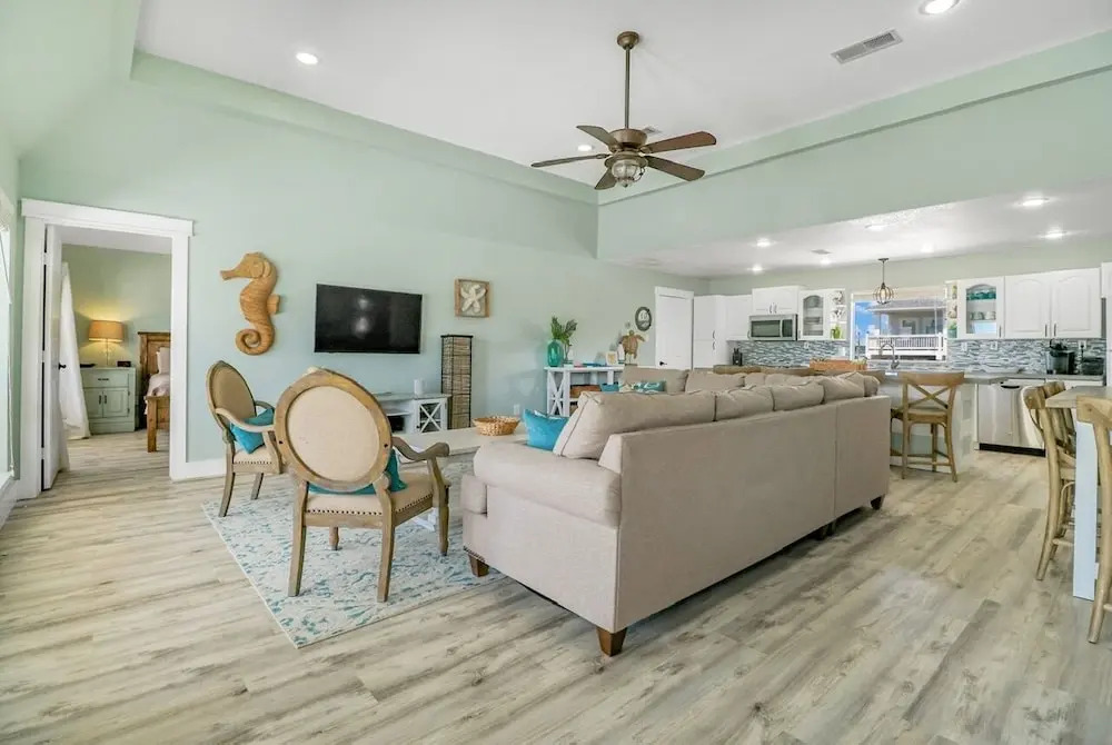 Always Sunny 3 Bedroom Home by RedAwning