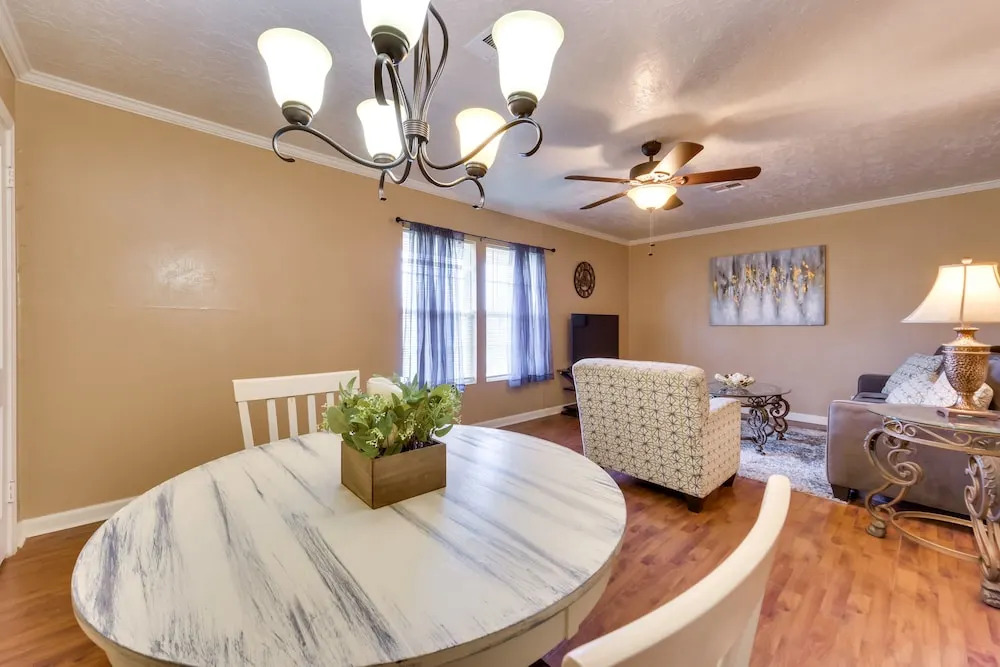 2 Mi to Downtown: Lake Charles Apartment