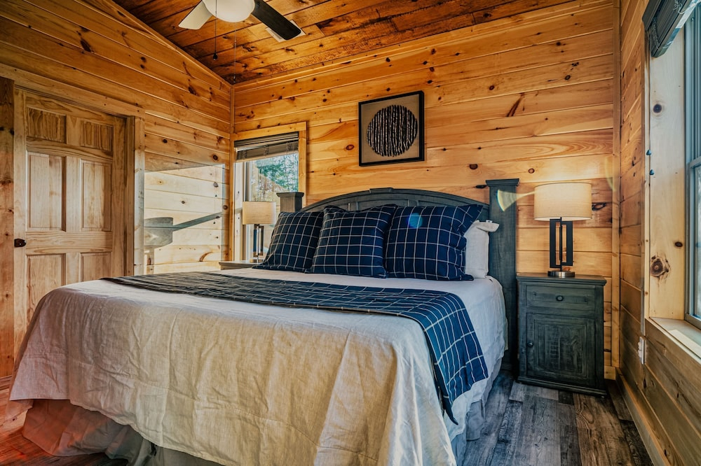 Stylish New 5BR 4BA Cabin Steps From Dollywood