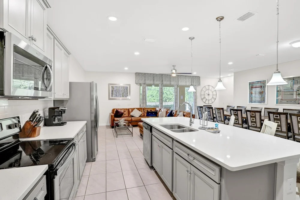 Well-stocked Home With Game Room, Enclosed Pool, Patio, & Child-friendly Items