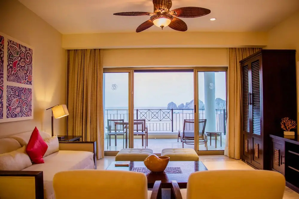 Spacious One Bedroom Suites With Kitchen, Bay Views & Access to Outdoor Pools