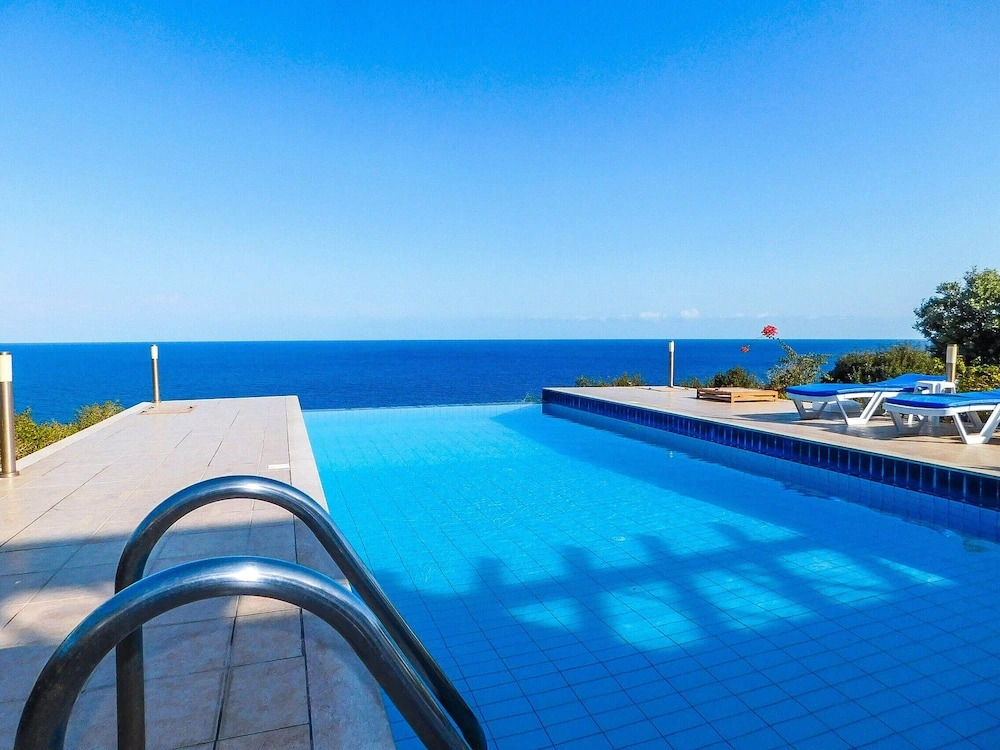Sea Cliff villa, 4 beds, sleeps 2- 7, Free Wifi, Heated Pool option.