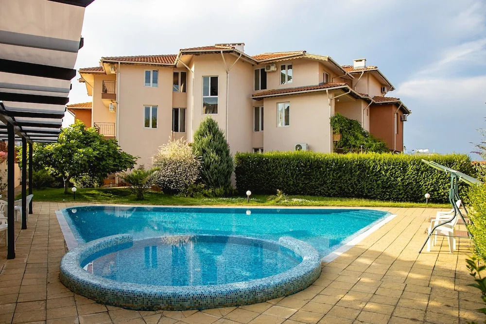 FM Premium 1-BDR Apartment with Pool & Parking - Summer Days