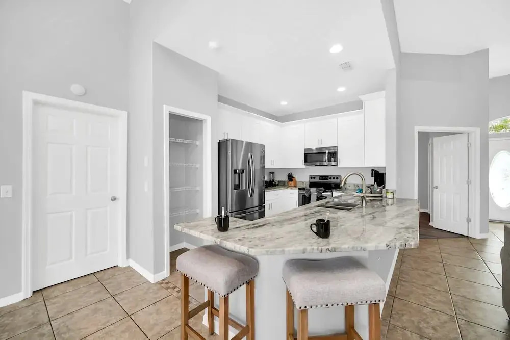 Charming Home With Private Pool and Electric Fire Place! #4bc110