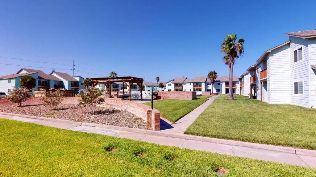 AH-B104 Newly Remodeled Ground Floor Condo, Overlooking PoolHot Tub