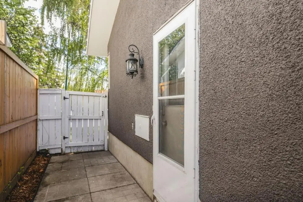 The Elm, 4 Bed Bungalow with Backyard and Firepit