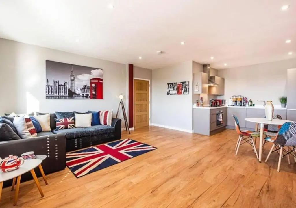 Spacious and Immaculate London-themed home with balcony for you!