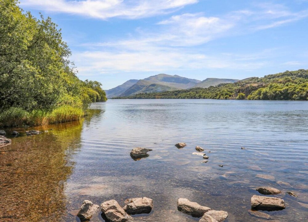 One-bedroom Cottage in Llangollen, No Deposit
