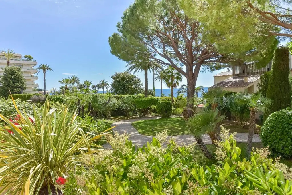 SERRENDY Luxury accommodation large terrace walk to the beaches