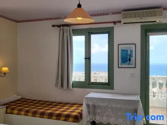 Studio Quiet And Peaceful And Very Relaxing With Kitchen, Shared Pool and Ac