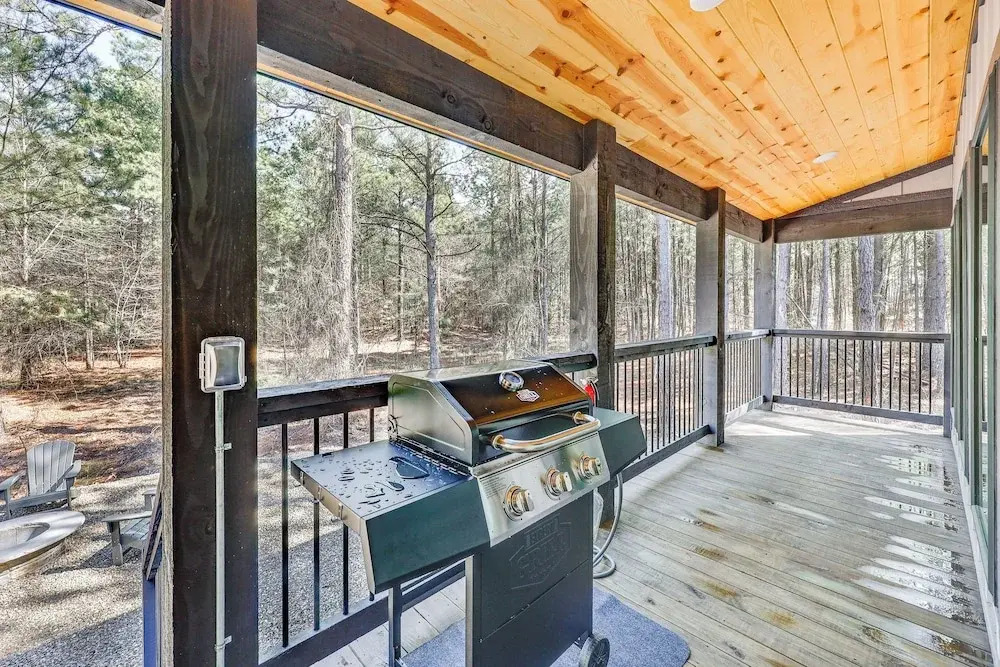 Near New Casino: Broken Bow Cabin w/ Hot Tub