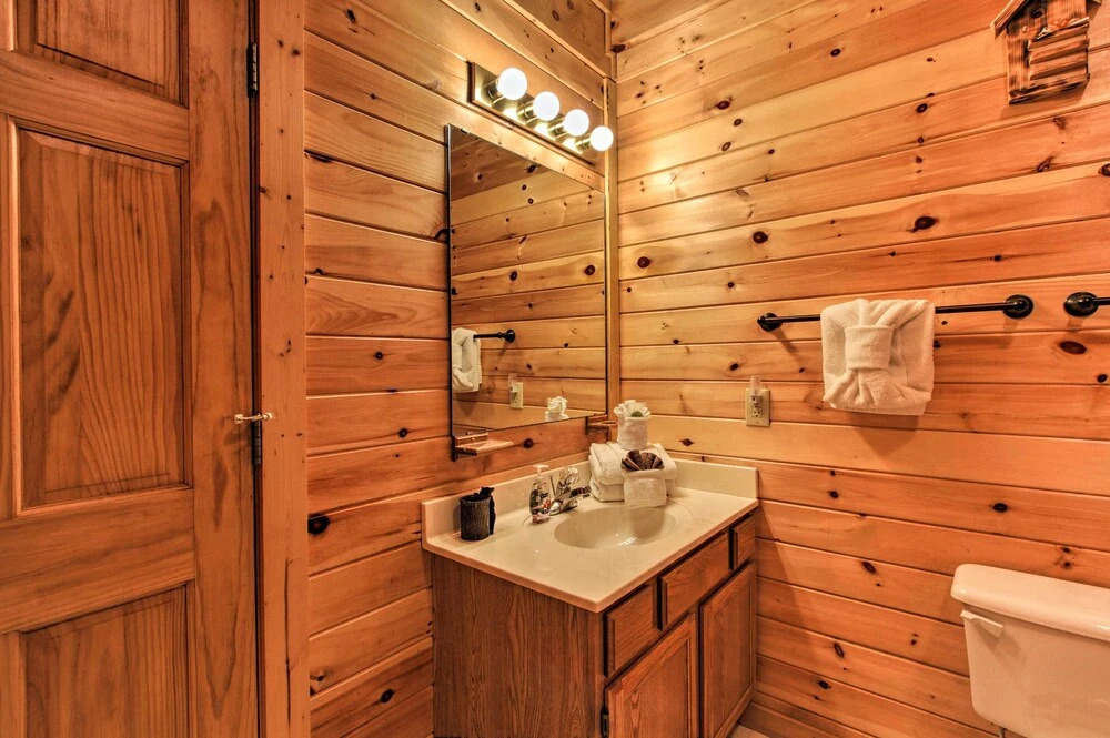 Rustic Sevierville Cabin w/ Covered Porch!