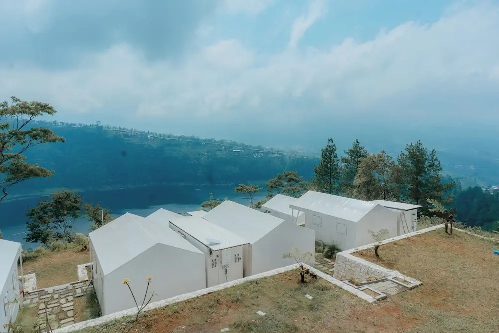 HappyNest Glamping and Villa Dieng
