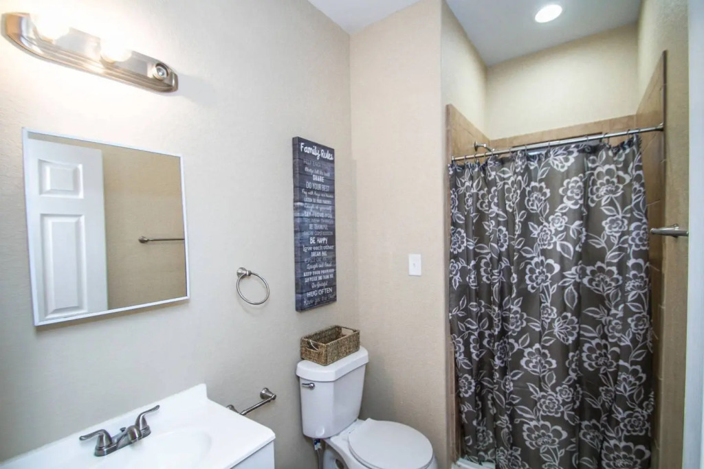 Hackberry St #A Renovated 2BR/2BA Near Downtown