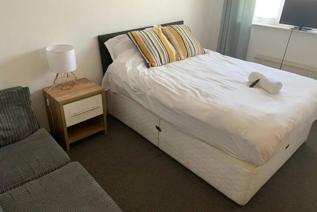 'The Rockingham' 4 double beds, Netflix TVs, WIFI, parking