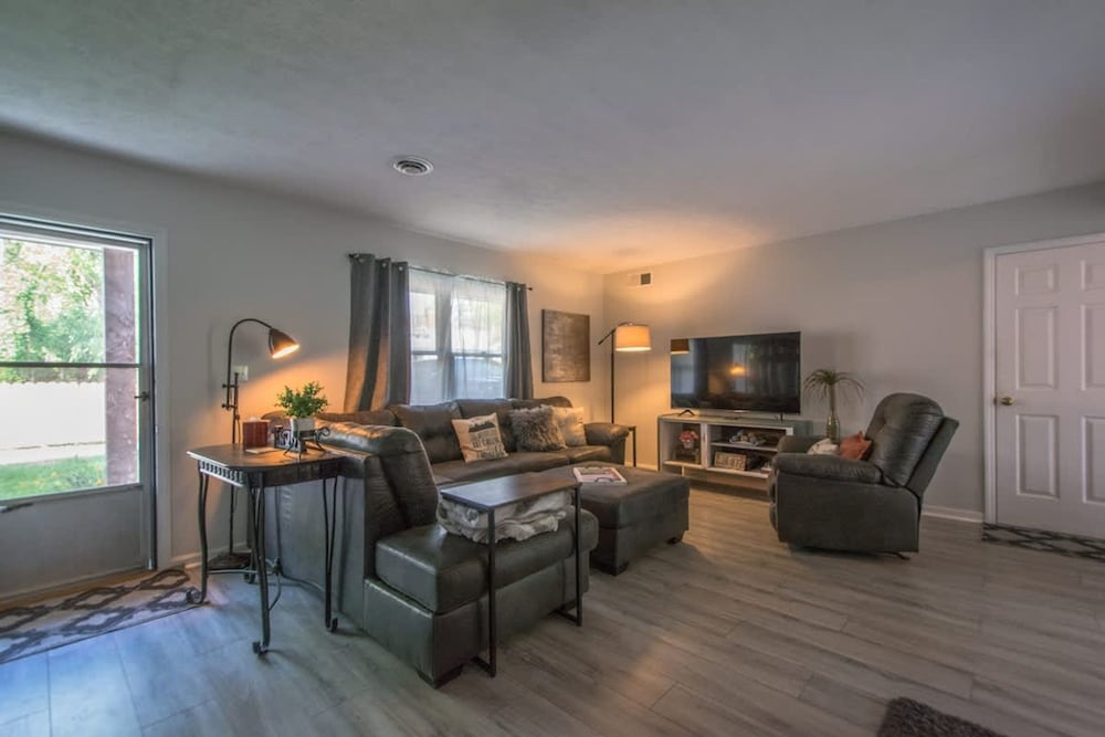 Charming 2BR Townhouse w Patio Walk to Main St