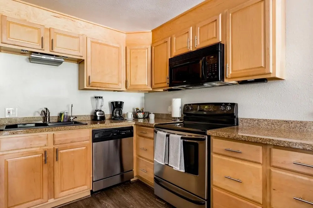 2141 IliIli Rd - 14 Br Villa