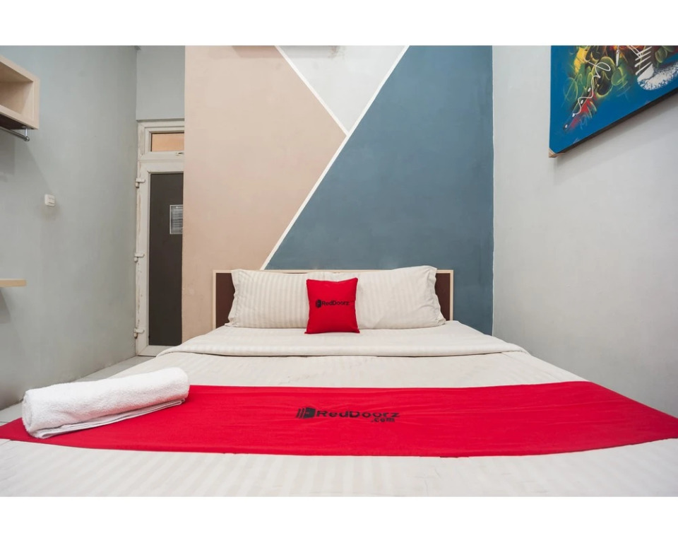 RedDoorz near Binus Anggrek 2