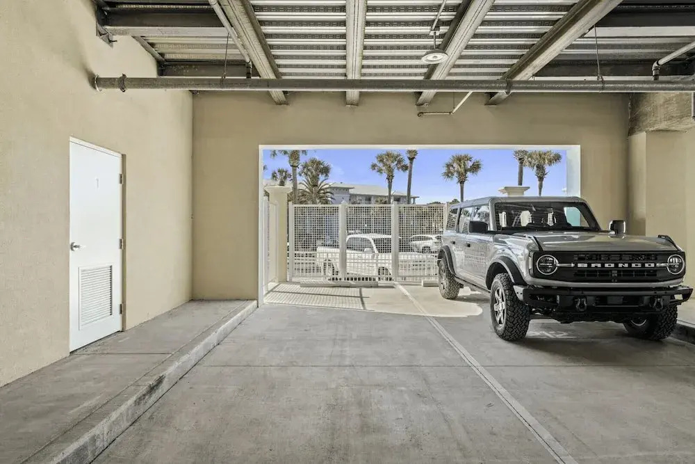 Steps to Beach w/ View, Pool + Tennis Luxe Top-floor Sea La Vie by Avantstay