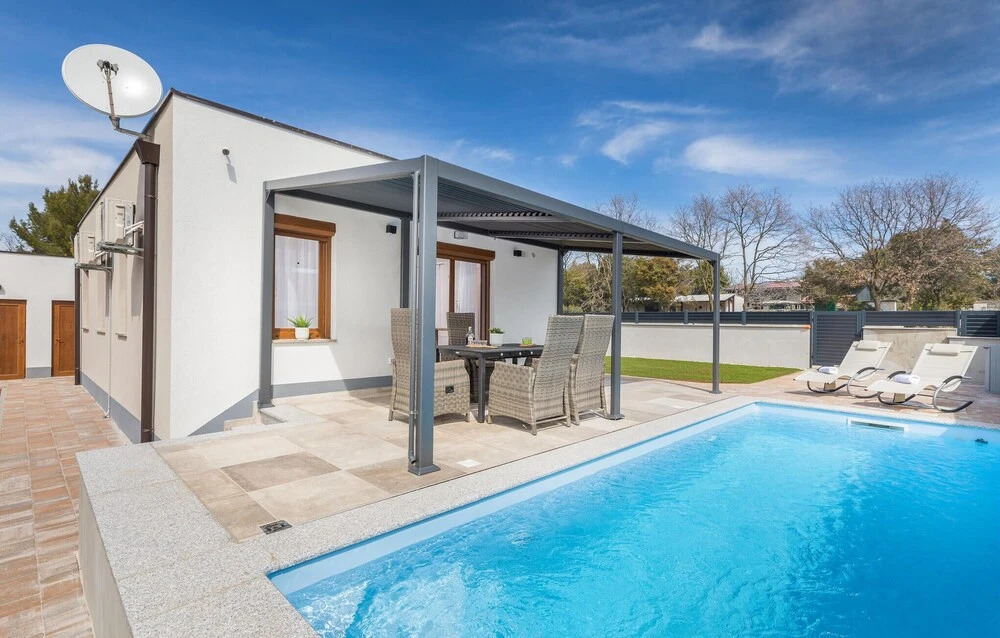 Nice Home in Peroj With Outdoor Swimming Pool, Wifi and 2 Bedrooms
