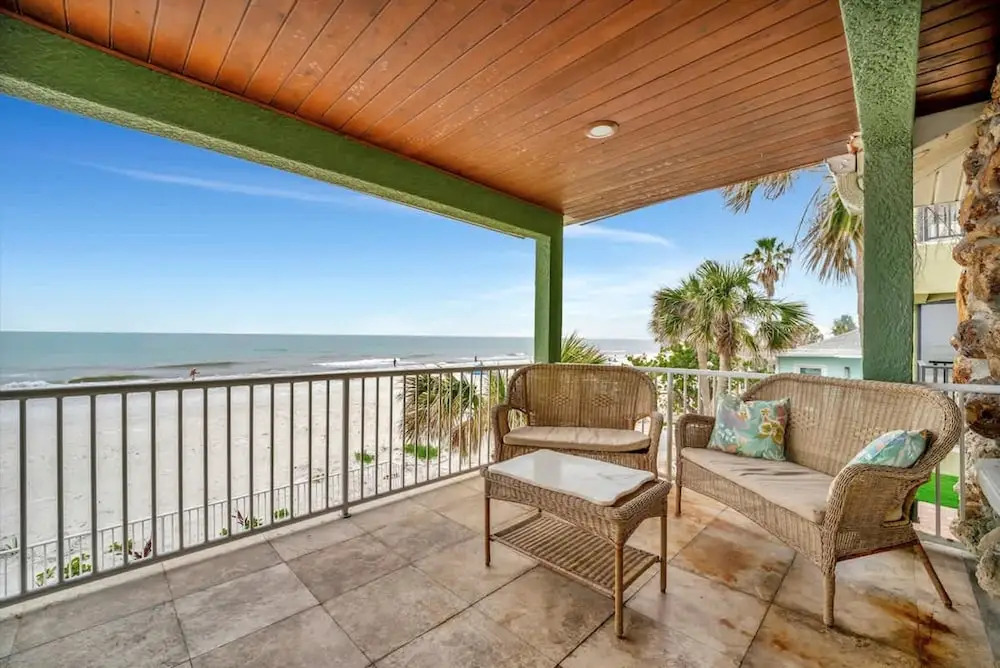 Stones Throw Beachfront Premier Suite 4 Views