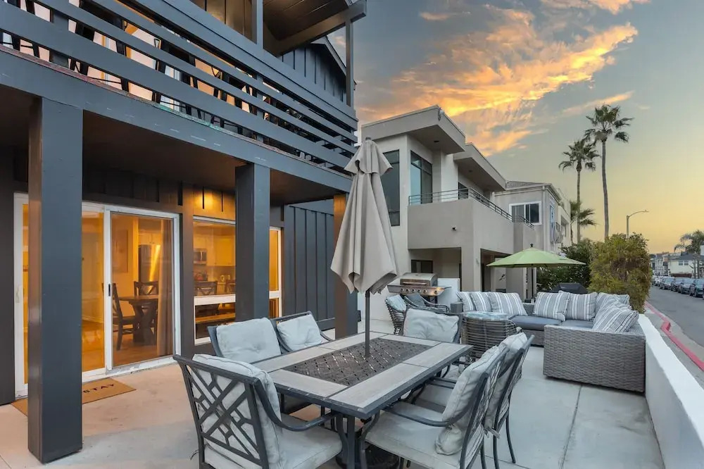 Sandy by Avantstay Oceanview Steps to Beach Patio w Fire Pit Dining Area