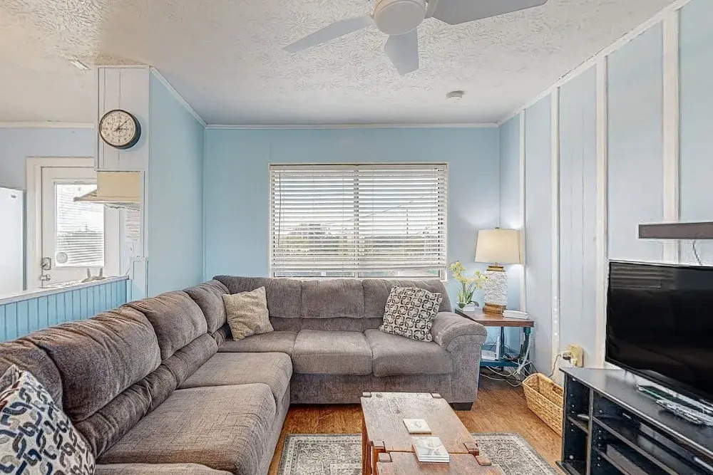Serene 2-level Home With Wifi & Deck - Walk to Beach, 1 dog Welcome