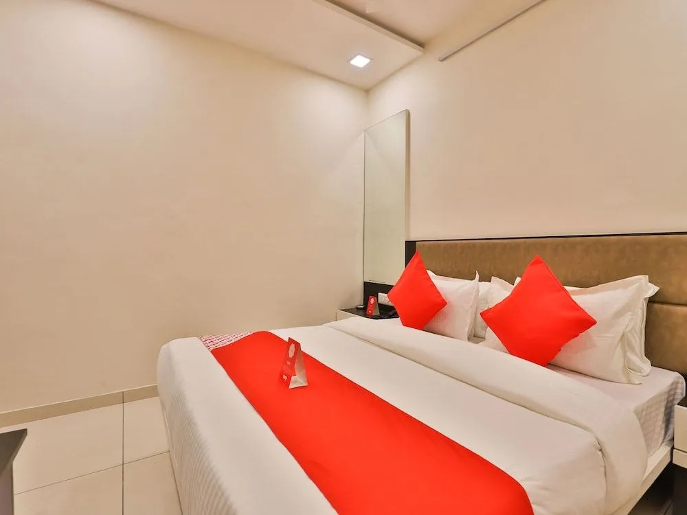 OYO 13033 Hotel Raadhe