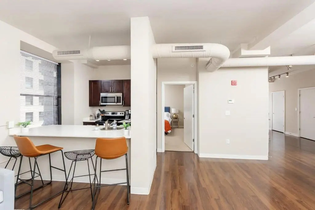 2BR Lux Apartment With Rooftop Deck, Gym & Parking