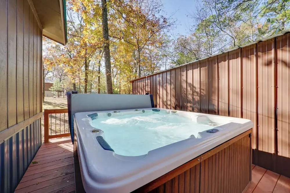 Private Hot Tub & Deck! Cabin Near Broken Bow Lake