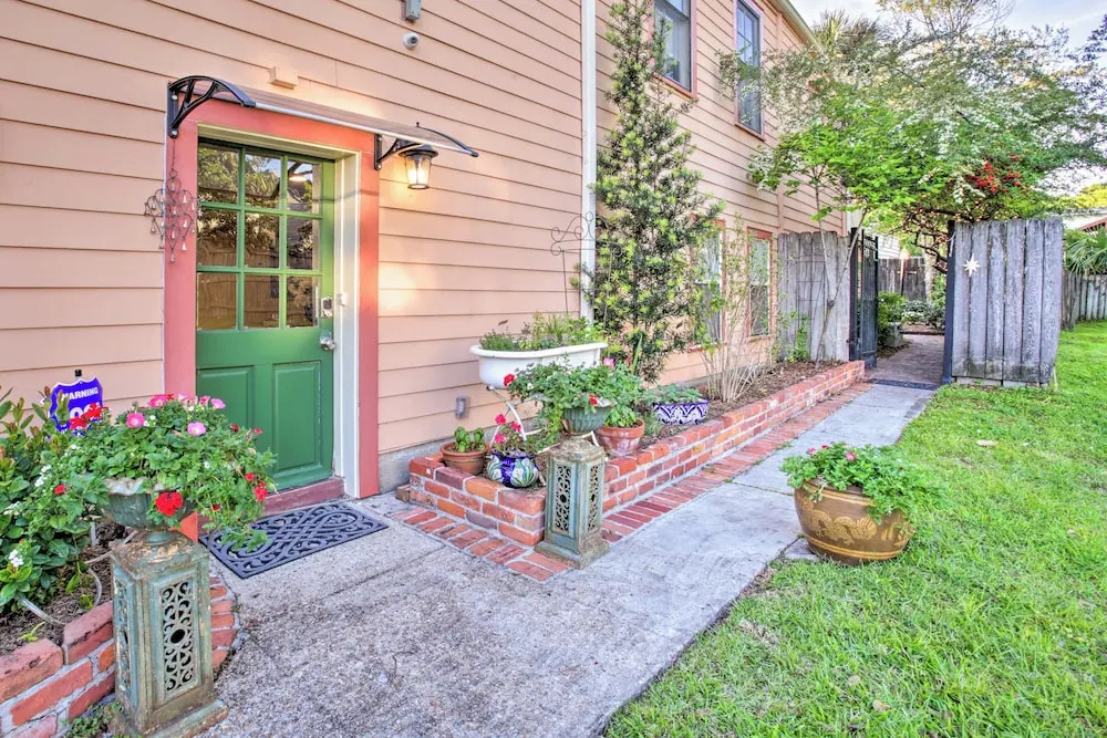 4 Mi to French Quarter: Nola Apt w/ Garden Patio