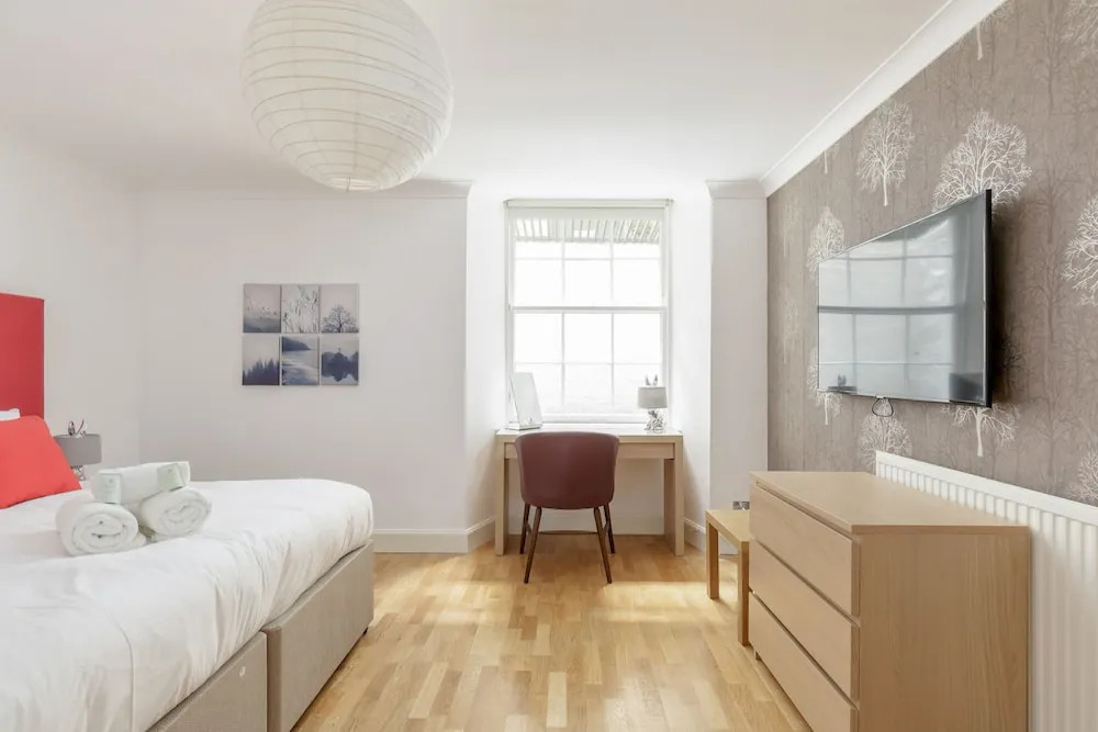 Elegant ground-floor 3BR New Town Apt w/ Garden