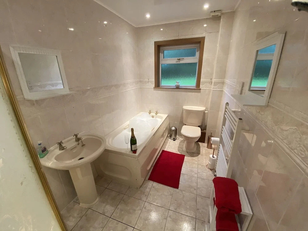 Country Cottage Sleeps 6 w Hot Tub & Dog-Friendly