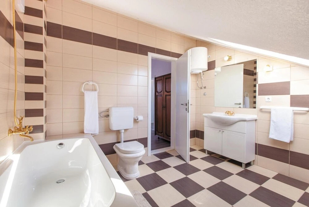Beautiful Home in Kastel Stafilic With Wifi and 7 Bedrooms