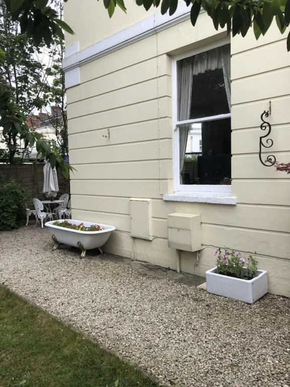 2 Bed House - Sleeps 6 - Garden Pets Parking