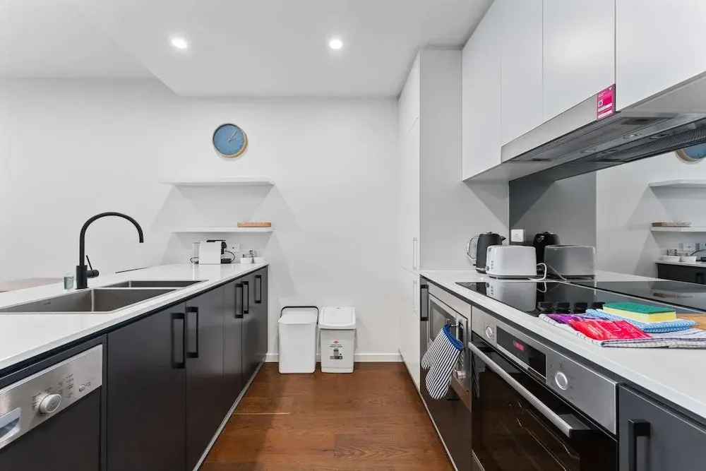 Perfect Location 1-bed With Balcony, BBQ & Parking
