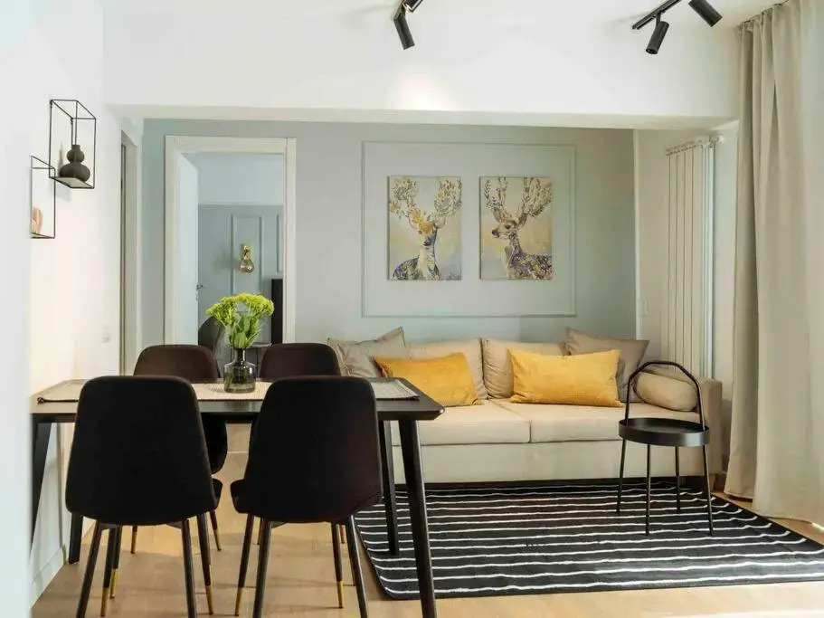 Bright 2BR Apartment - Top Location - City Balcony