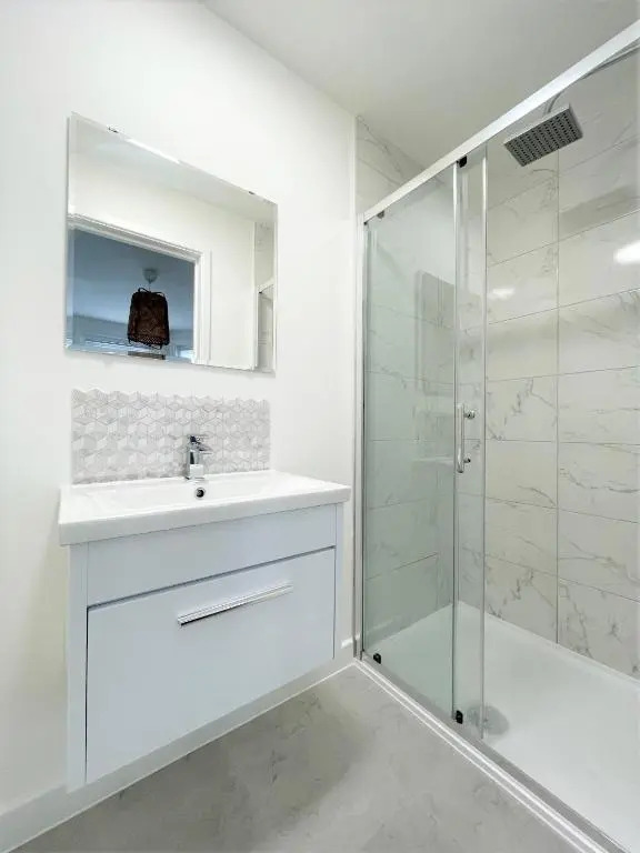 Central, Bright & Spacious Apartment - Parking Included