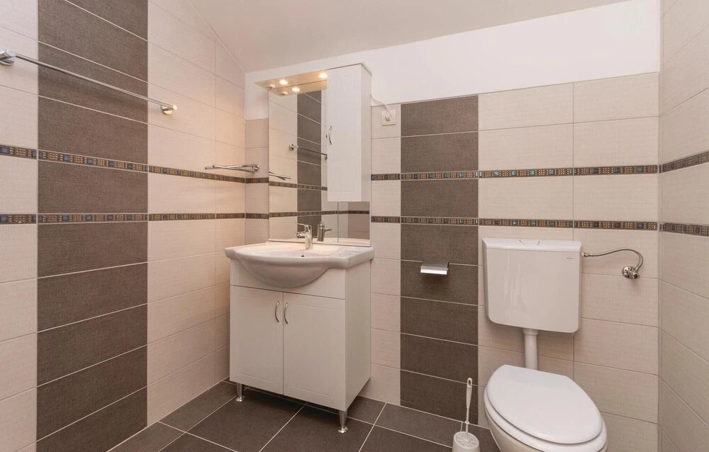 Amazing Home in Lisicic With 4 Bedrooms, Wifi and Outdoor Swimming Pool