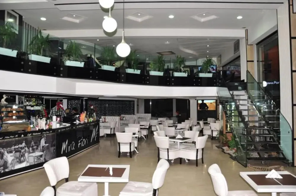 Elegant 2BR, Private Terrace, AC, Fast WiFi & Parking, Maarif