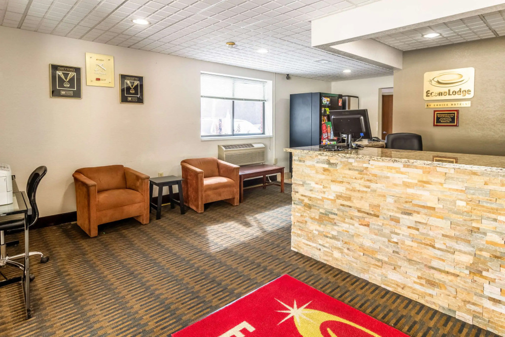 Econo Lodge Cadillac by Choice