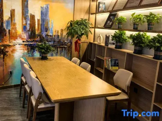 Yinman Hotel (Beijing 798 Art Center Gaojiayuan Metro Station Branch)