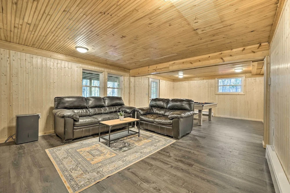 Game Room, Fire Pit and Deck Spacious Poconos Home!