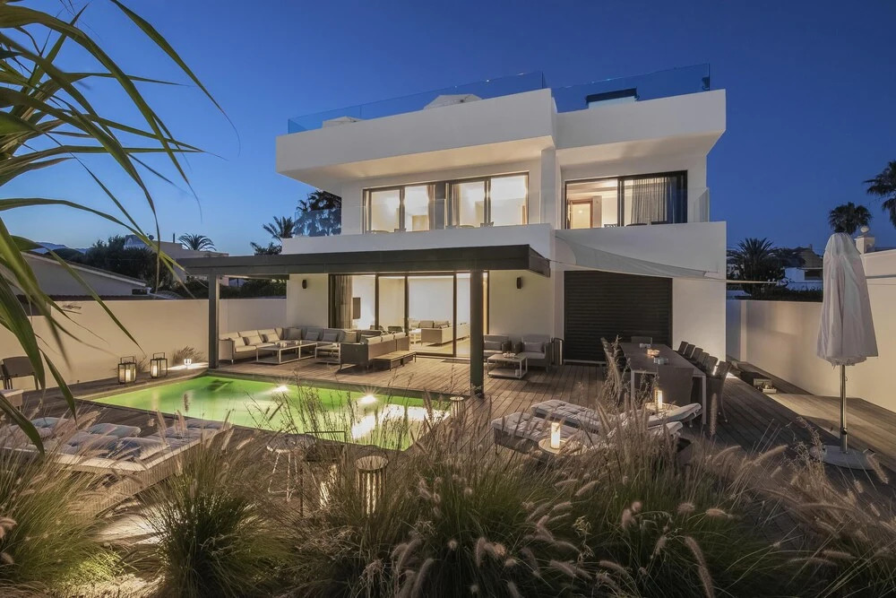 Villa first line beach, 6 bedrooms, private pool, Costabella, Marbella