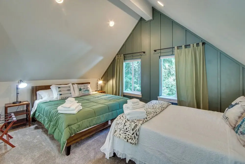Unwind in Cle Elum: Hot Tub & Cozy Fireplace!