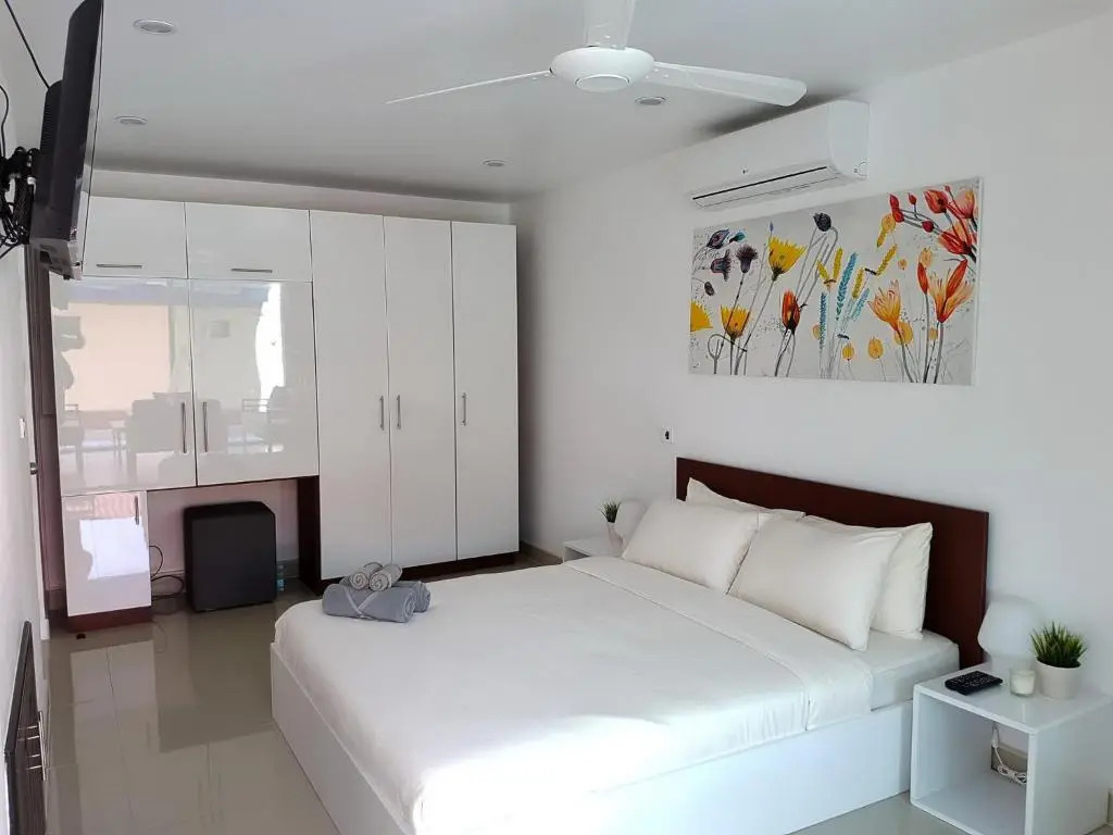 Beachside 3-Bedroom Townhouse w Private Pool at 70 Meters from Beach
