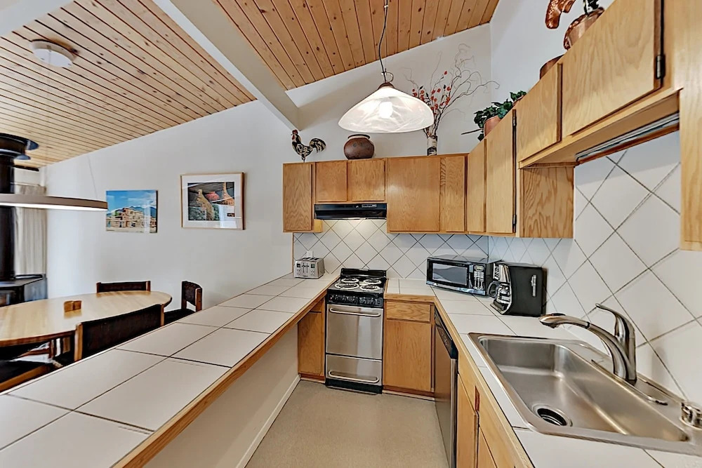 13tr18vy 2 Bedroom Condo