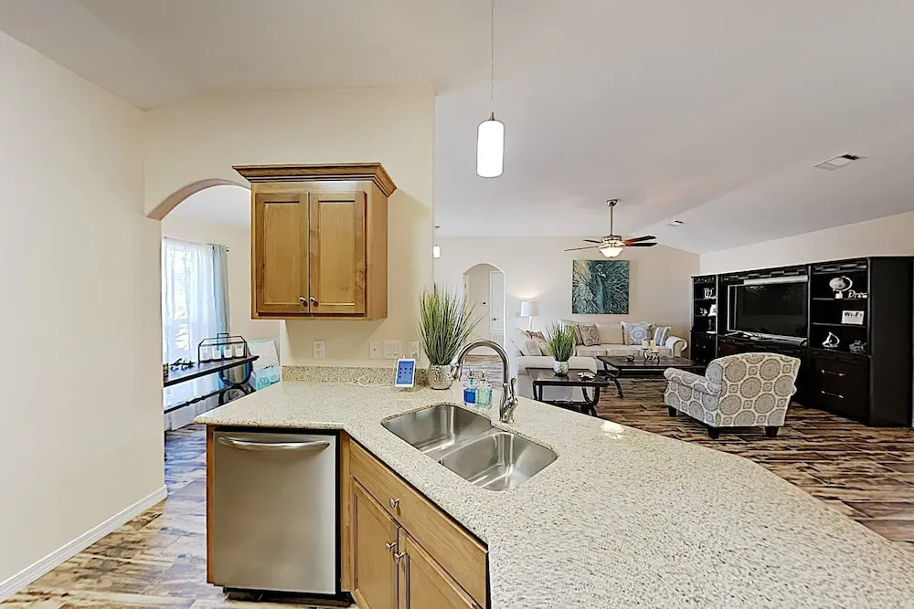 Upscale Custom W/ Large Backyard, Near Beach 4 Bedroom Home