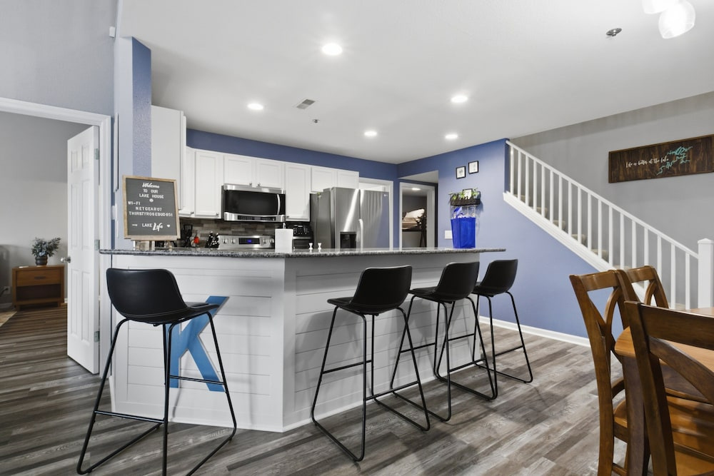 Lake Views & Loft Retreat for Kids w/ 12x30 Slip at Mm11