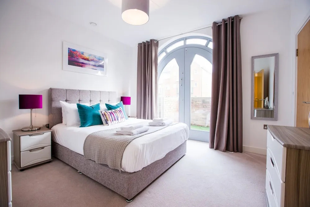 Trinity Court - Central Windsor modern 1 bed flat, with gated parking.
